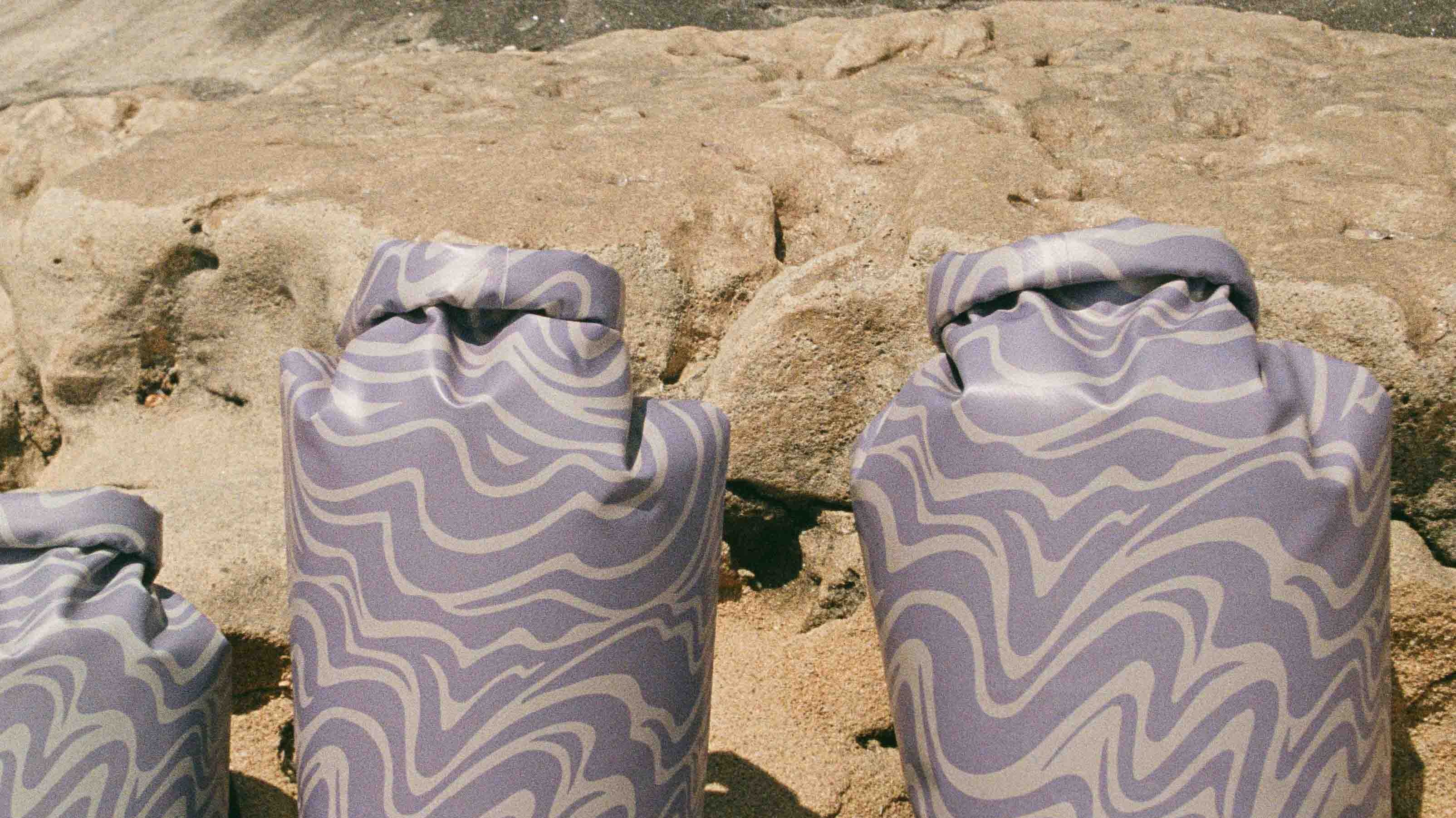 Meraki Dry Bag beim Schwimmen im Rhein – wasserdichte Tasche für Handy & Kleidung