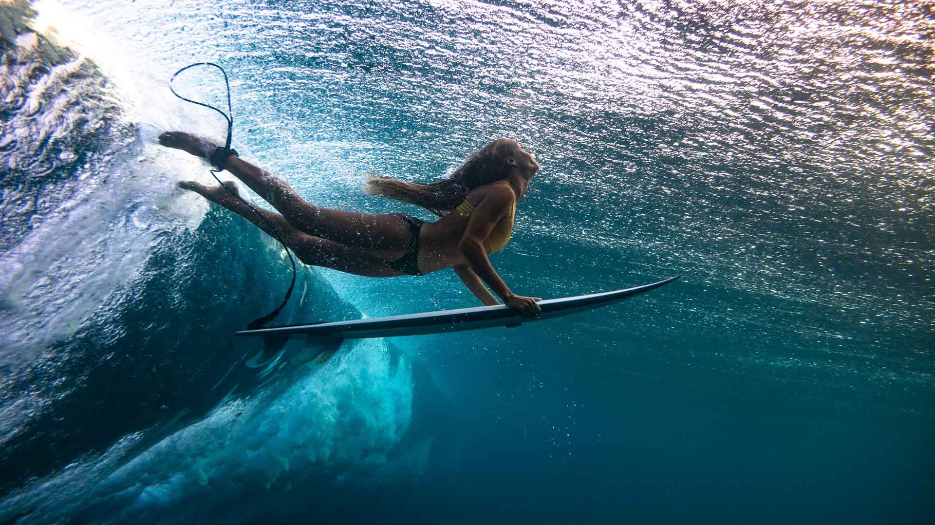 Surf Foto von Hi Sarah Lee, surferin trägt unseren Surf Bikini in einer Welle beim Duckdiven.