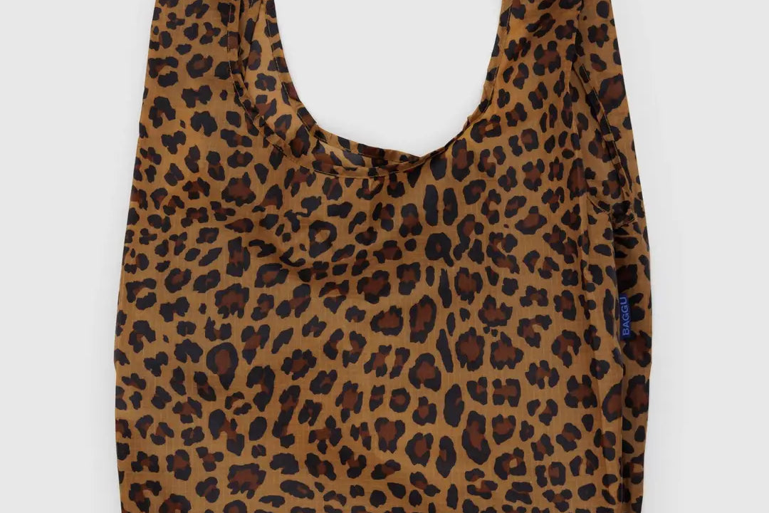 Eine Einkaufstasche von Baggu bags mit einem braun-schwarzen Leopardenmuster auf schlichtem weißen Hintergrund.