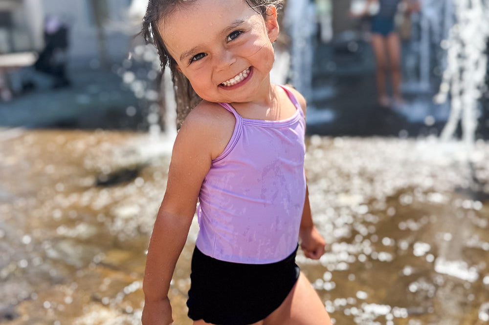 Mädchen am Strand in Kinderbademode