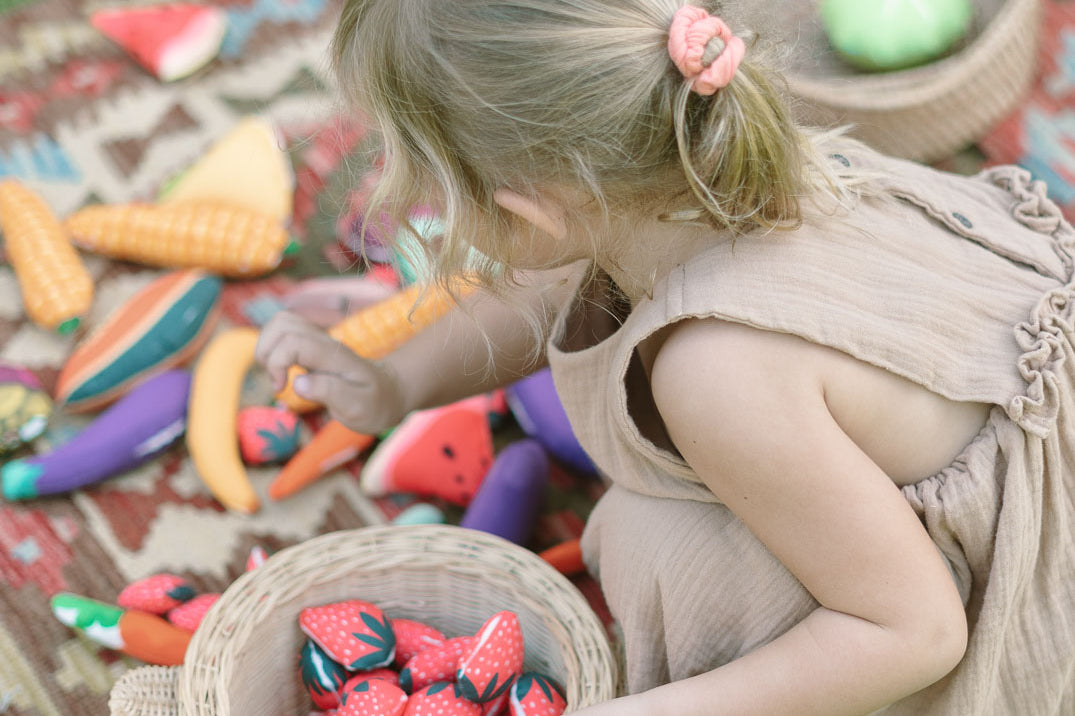 Mädchen spielt mit Lebensmittelspielzeug