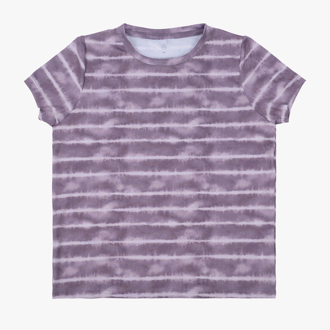 Ein kurzärmeliges T-Shirt mit Rundhalsausschnitt aus der Lush UV Surf Shirt-Kollektion von Main Design mit einem lila Batikmuster mit horizontalen Streifen. Das Shirt liegt flach auf einem schlichten weißen Hintergrund.