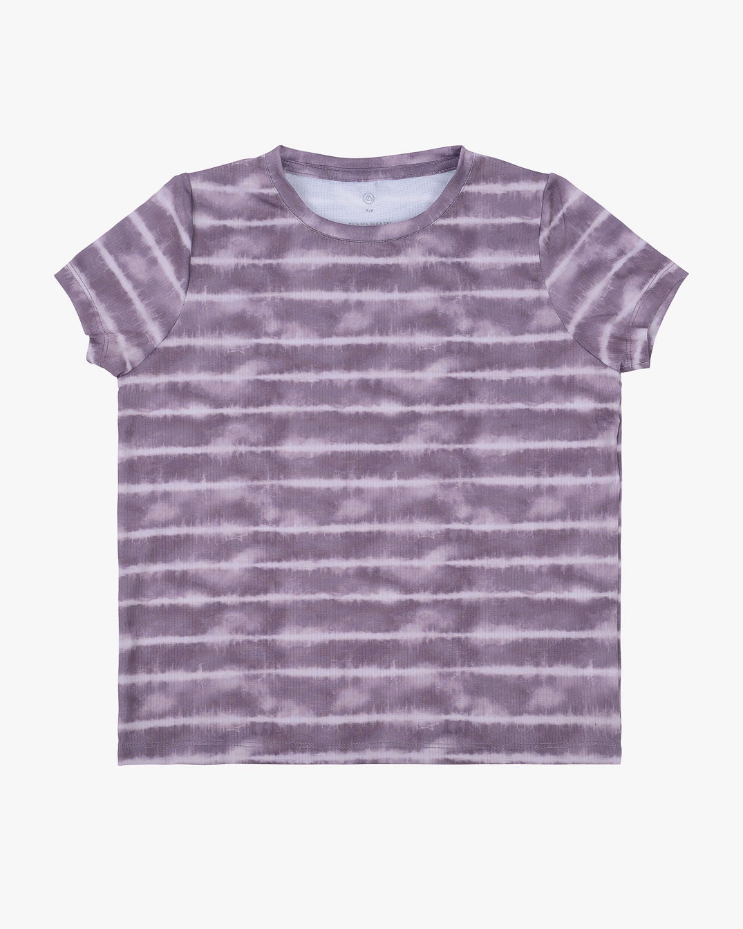 Ein kurzärmeliges T-Shirt mit Rundhalsausschnitt aus der Lush UV Surf Shirt-Kollektion von Main Design mit einem lila Batikmuster mit horizontalen Streifen. Das Shirt liegt flach auf einem schlichten weißen Hintergrund.