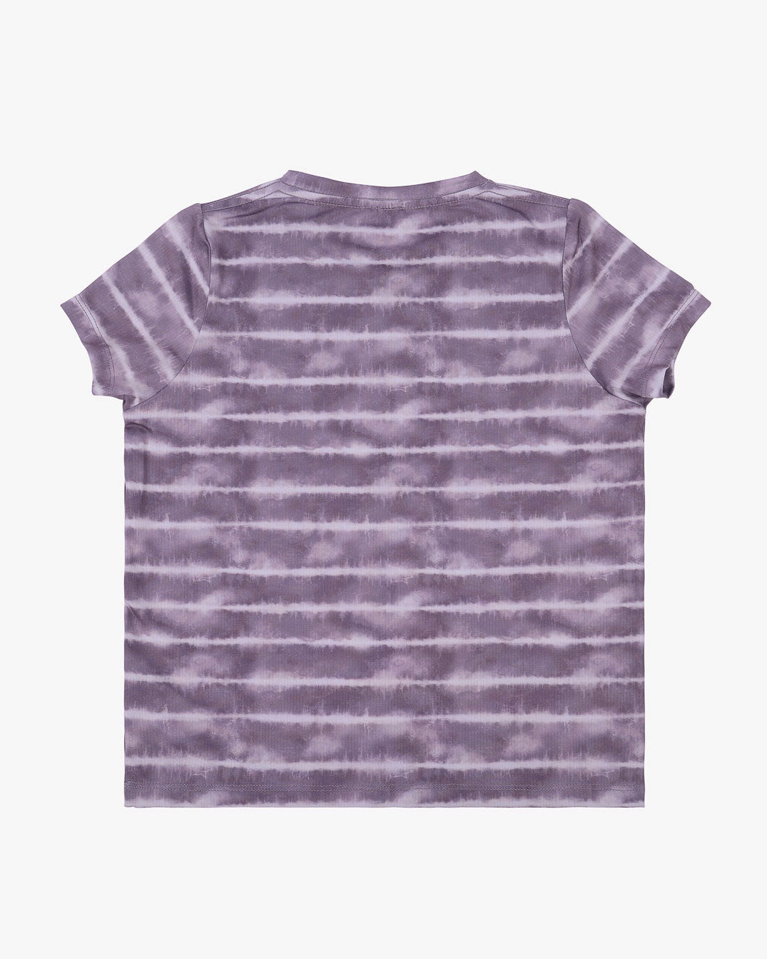 Ein Lush UV-Surfshirt mit horizontalen Streifen auf weißem Hintergrund. Das Shirt, Teil unserer Main Design Artist Collection, hat kurze Ärmel und einen runden Ausschnitt. Das Batikmuster erzeugt einen abwechselnden Hell-Dunkel-Effekt über die Streifen hinweg und bietet sowohl Stil als auch UV-Schutz.