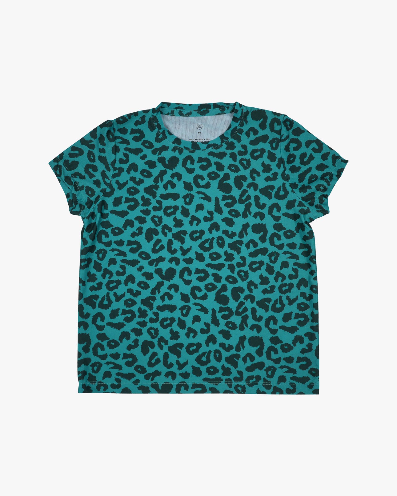 Das Aina Kinder UV-Shirt von Main Design ist ein kurzärmeliges T-Shirt mit einem blaugrünen und schwarzen Leopardenmuster auf weißem Hintergrund aus nachhaltigem Stoff.