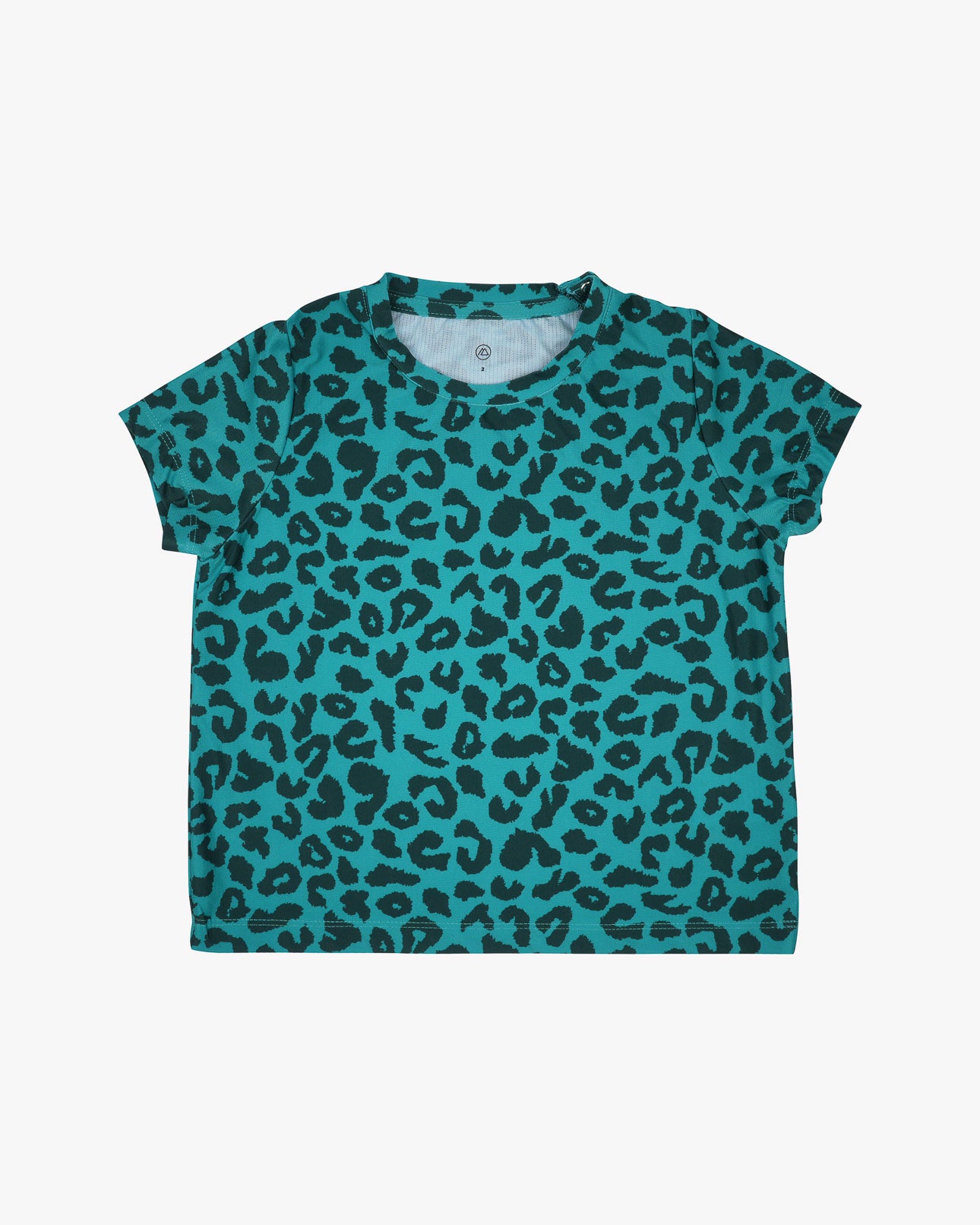 Das Main Design Aina Kinder UV-Shirt ist ein kurzärmliges T-Shirt mit einem trendigen blaugrünen Leopardenmuster auf Weiß und bietet LSF 50+-Schutz für sonnige Tage.