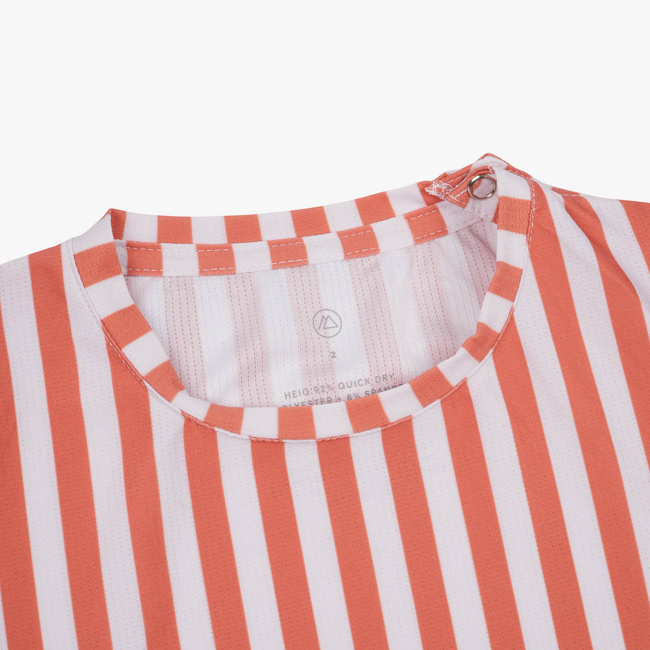 Nahaufnahme des Aina Kinder UV-Shirts von Main Design mit rot-weißem Streifenmuster und rundem Ausschnitt. Der leichte, gerippte Stoff trocknet schnell und bietet LSF 50+. Ein kleines Logo befindet sich im Nackenbereich.