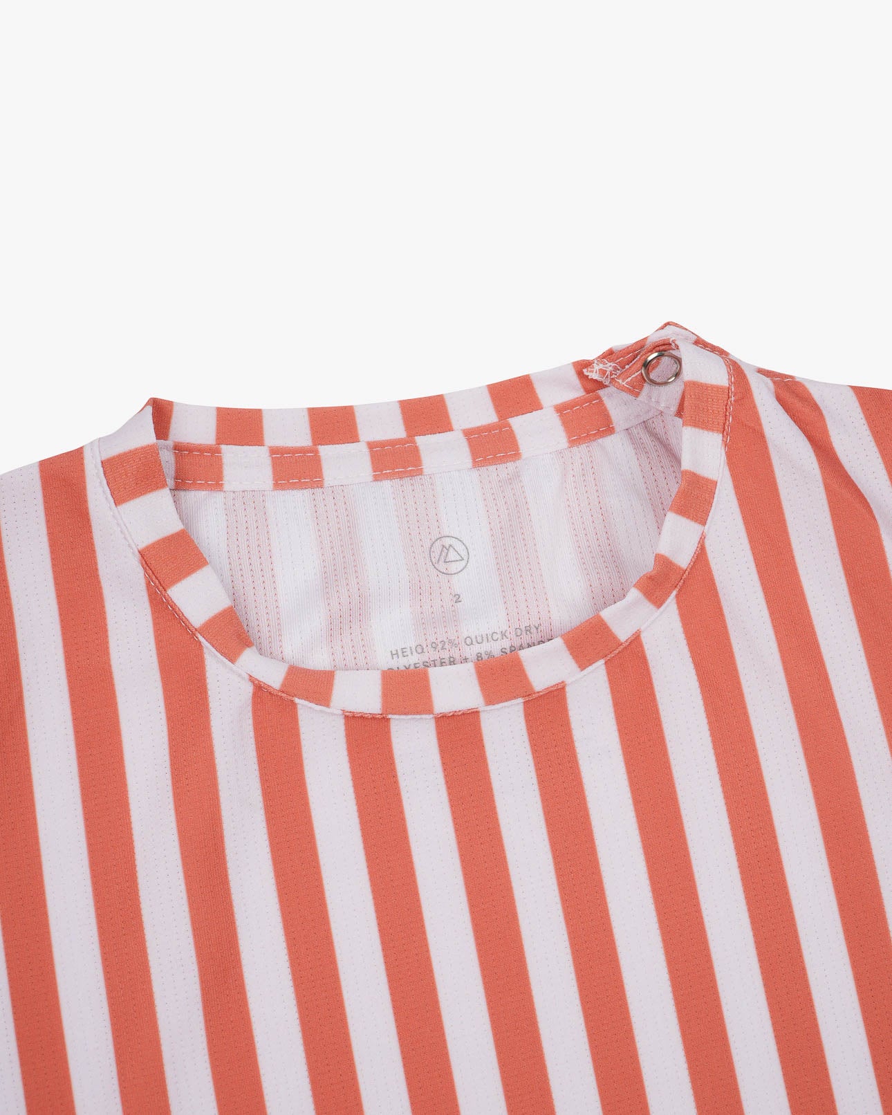 Nahaufnahme des Aina Kinder UV-Shirts von Main Design mit rot-weißem Streifenmuster und rundem Ausschnitt. Der leichte, gerippte Stoff trocknet schnell und bietet LSF 50+. Ein kleines Logo befindet sich im Nackenbereich.