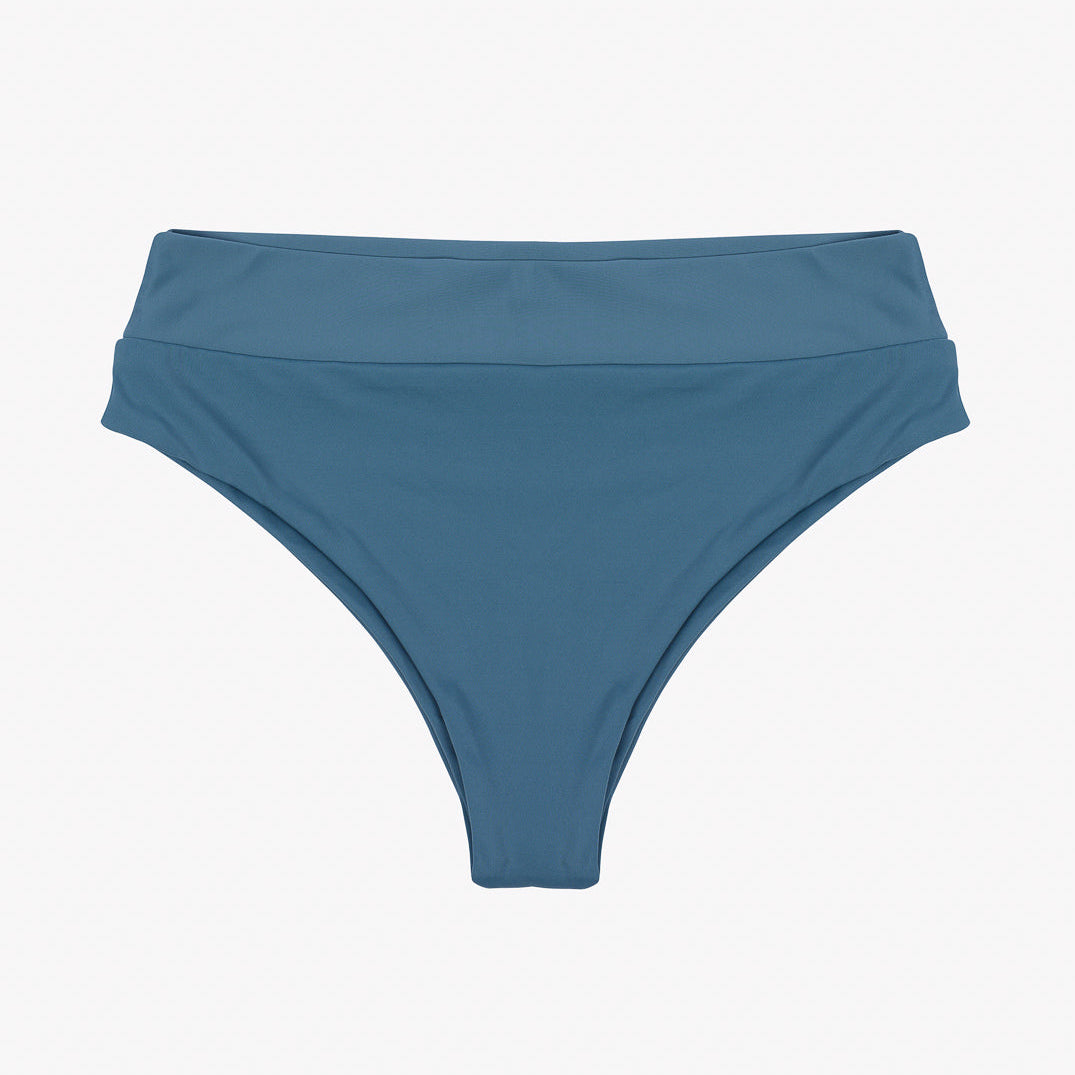 Ein Paar blaue Bikinihöschen mit hoher Taille aus glattem Stretchstoff. Das Design zeichnet sich durch einen breiten Bund und moderate Bedeckung auf der Rückseite aus. Diese Alice Bikinihose von Main Design ist auf einem schlichten, hellen Hintergrund abgebildet.