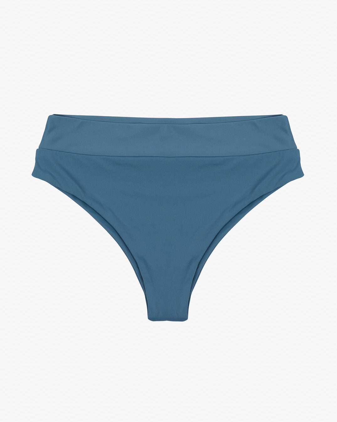 Ein Paar blaue Bikinihöschen mit hoher Taille aus glattem Stretchstoff. Das Design zeichnet sich durch einen breiten Bund und moderate Bedeckung auf der Rückseite aus. Diese Alice Bikinihose von Main Design ist auf einem schlichten, hellen Hintergrund abgebildet.