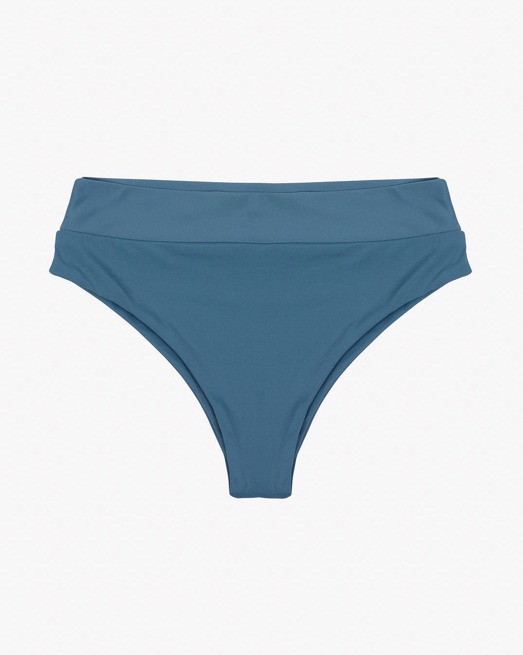 Ein Paar blaue Bikinihöschen mit hoher Taille aus glattem Stretchstoff. Das Design zeichnet sich durch einen breiten Bund und moderate Bedeckung auf der Rückseite aus. Diese Alice Bikinihose von Main Design ist auf einem schlichten, hellen Hintergrund abgebildet.