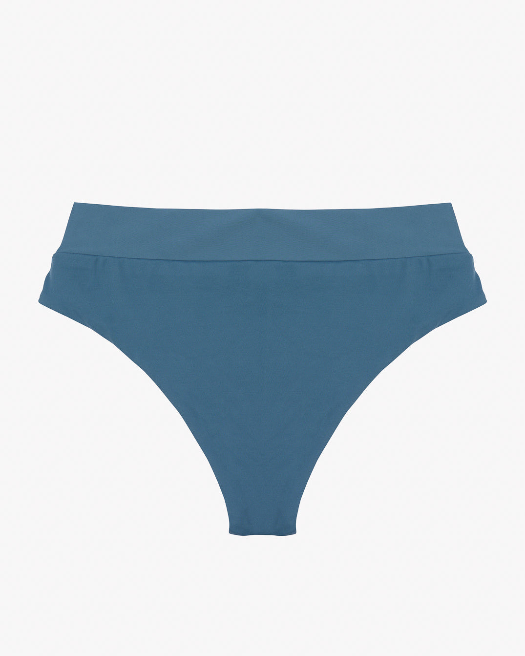 Ein Paar blaue Badehosen im Tanga-Stil, flach vor einem weißen Hintergrund präsentiert, zeugt von zeitloser Eleganz. Diese Main Design Alice Bikinihose vereint Komfort und Reiz perfekt und ist eine ideale Option für alle, die nach stilvoller Bademode suchen.