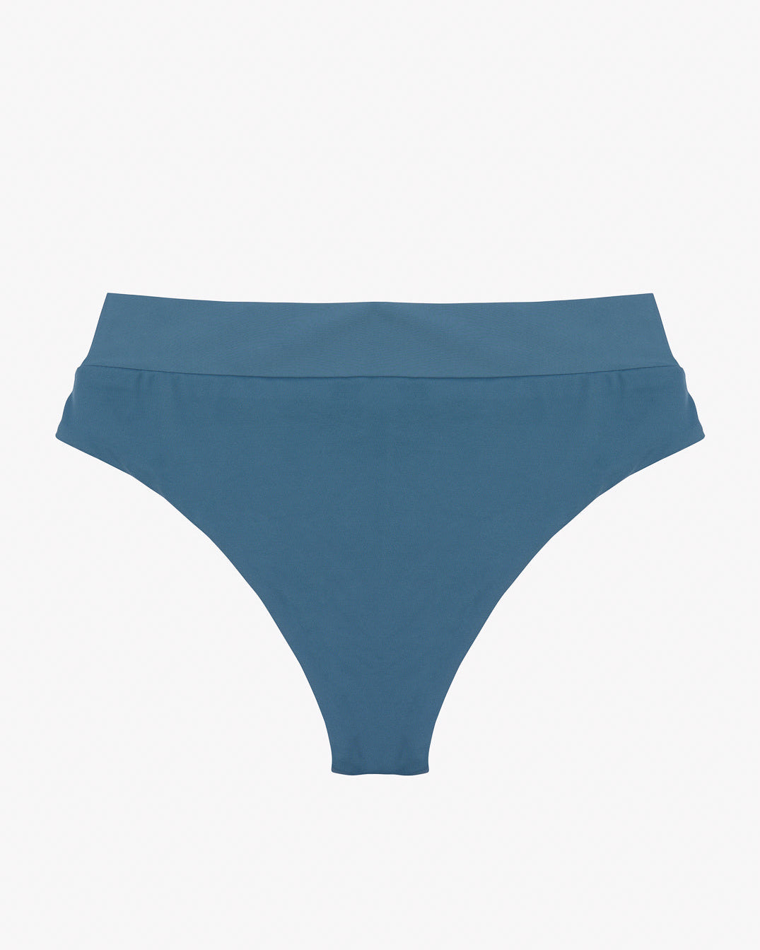 Ein Paar blaue Badehosen im Tanga-Stil, flach vor einem weißen Hintergrund präsentiert, zeugt von zeitloser Eleganz. Diese Main Design Alice Bikinihose vereint Komfort und Reiz perfekt und ist eine ideale Option für alle, die nach stilvoller Bademode suchen.