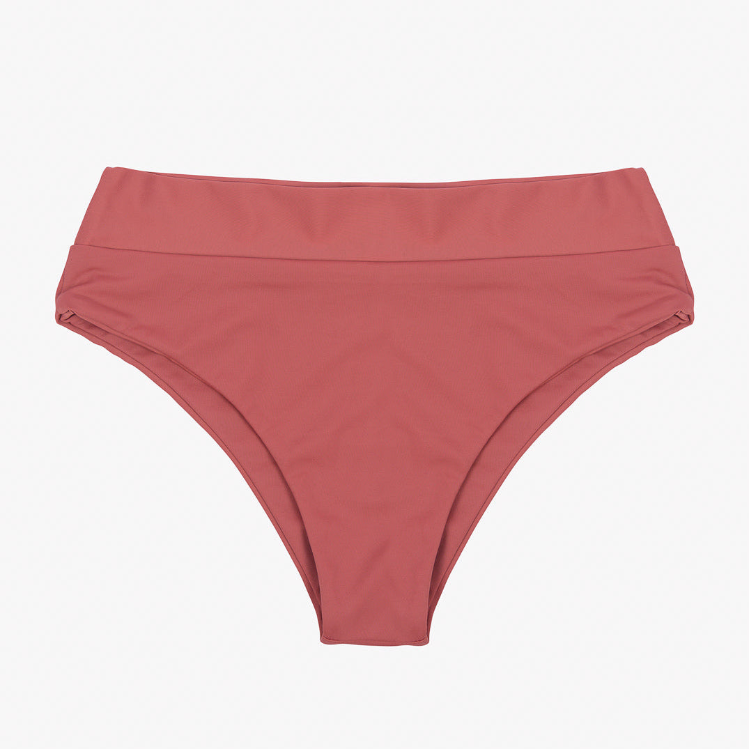 Ein Paar hoch taillierte korallenrosa Alice Bikinihosen von Main Design mit breitem Bund und glatter, nahtloser Verarbeitung, flach auf einem schlichten weißen Hintergrund. Ideal für alle, die eine nachhaltigere Bikini-Option für ihre Sommergarderobe suchen.