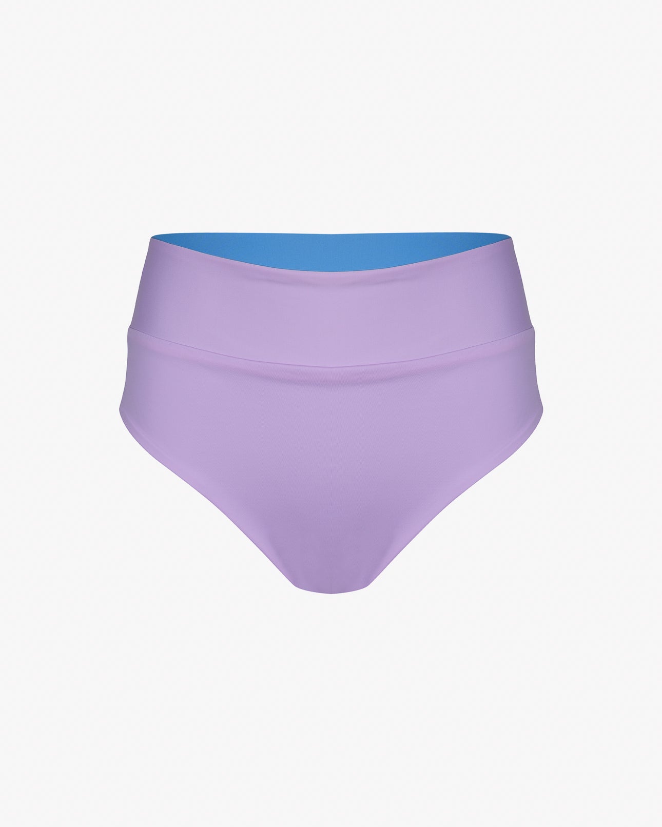 Die Alice Bikinihose von Main Design ist ein nachhaltiges, violettes High-Waist-Bademodeteil aus chlorresistentem Stoff mit glatter Oberfläche, leicht V-förmigem Bund und blauem Innenfutter. Der Hintergrund ist weiß.