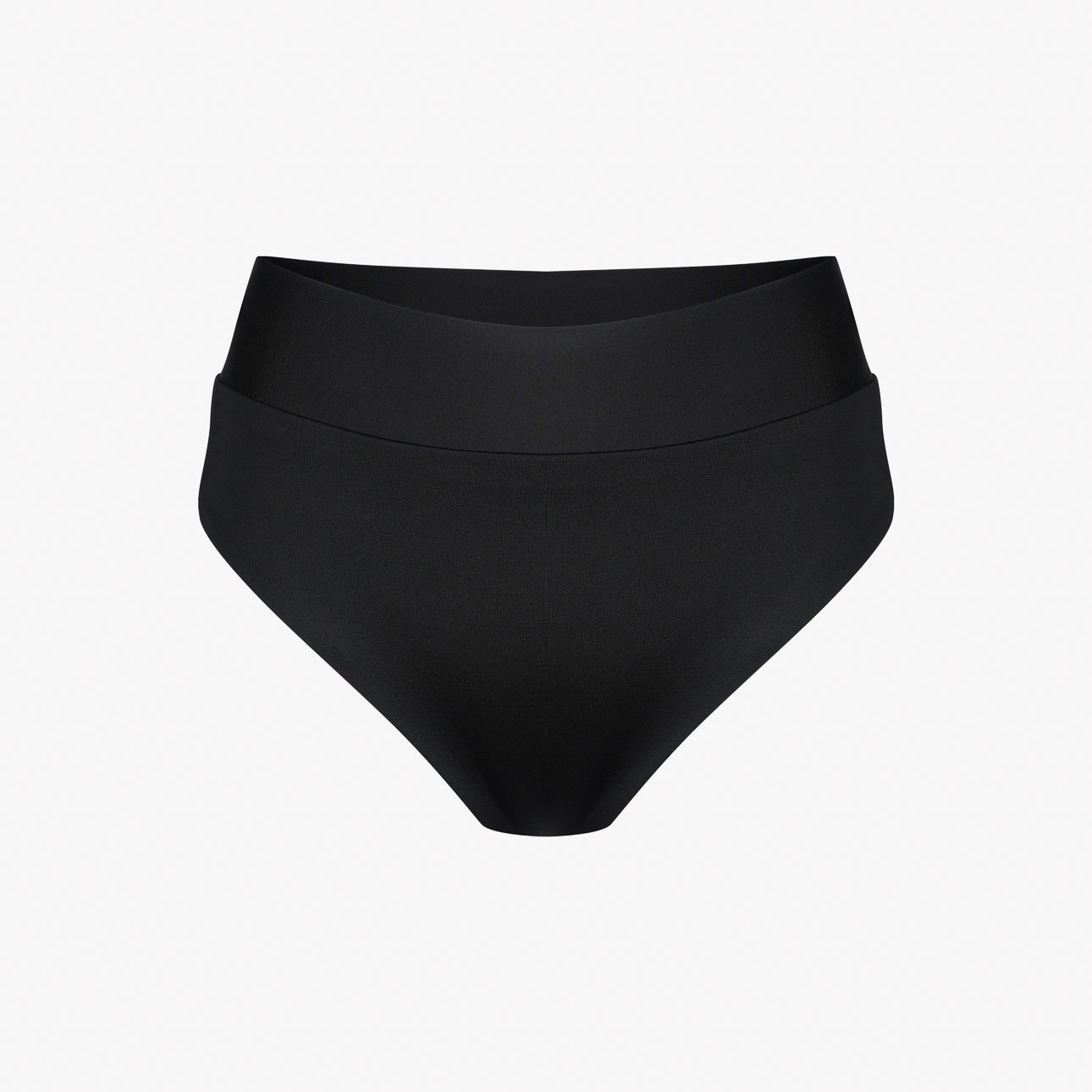 Die Alice Bikinihose von Main Design ist eine schwarze, hoch taillierte Bademode aus chlorresistentem Stoff mit nahtlosem Design. Der breitere Bund sorgt für mehr Tragekomfort, während recycelte Materialien die Nachhaltigkeit betonen – ein schöner Kontrast zum schlichten weißen Hintergrund.