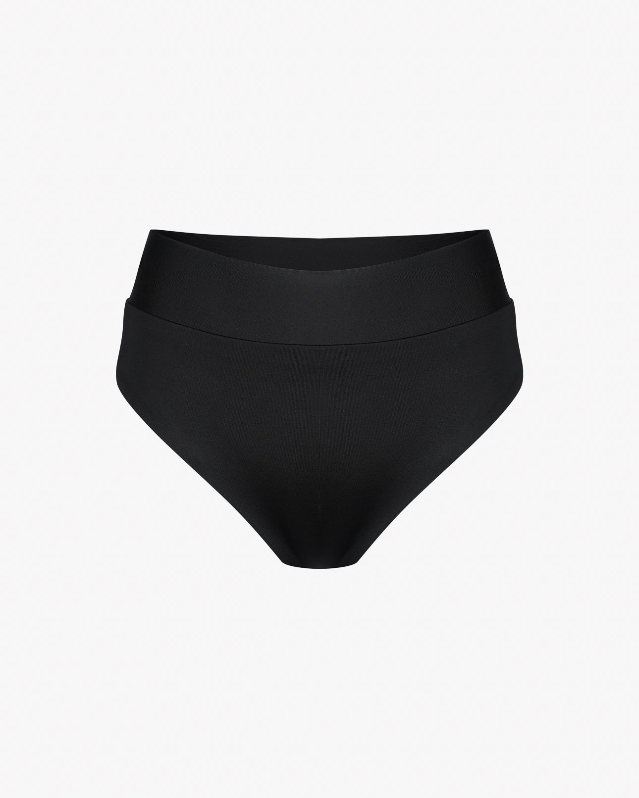 Die Alice Bikinihose von Main Design ist eine schwarze, hoch taillierte Bademode aus chlorresistentem Stoff mit nahtlosem Design. Der breitere Bund sorgt für mehr Tragekomfort, während recycelte Materialien die Nachhaltigkeit betonen – ein schöner Kontrast zum schlichten weißen Hintergrund.