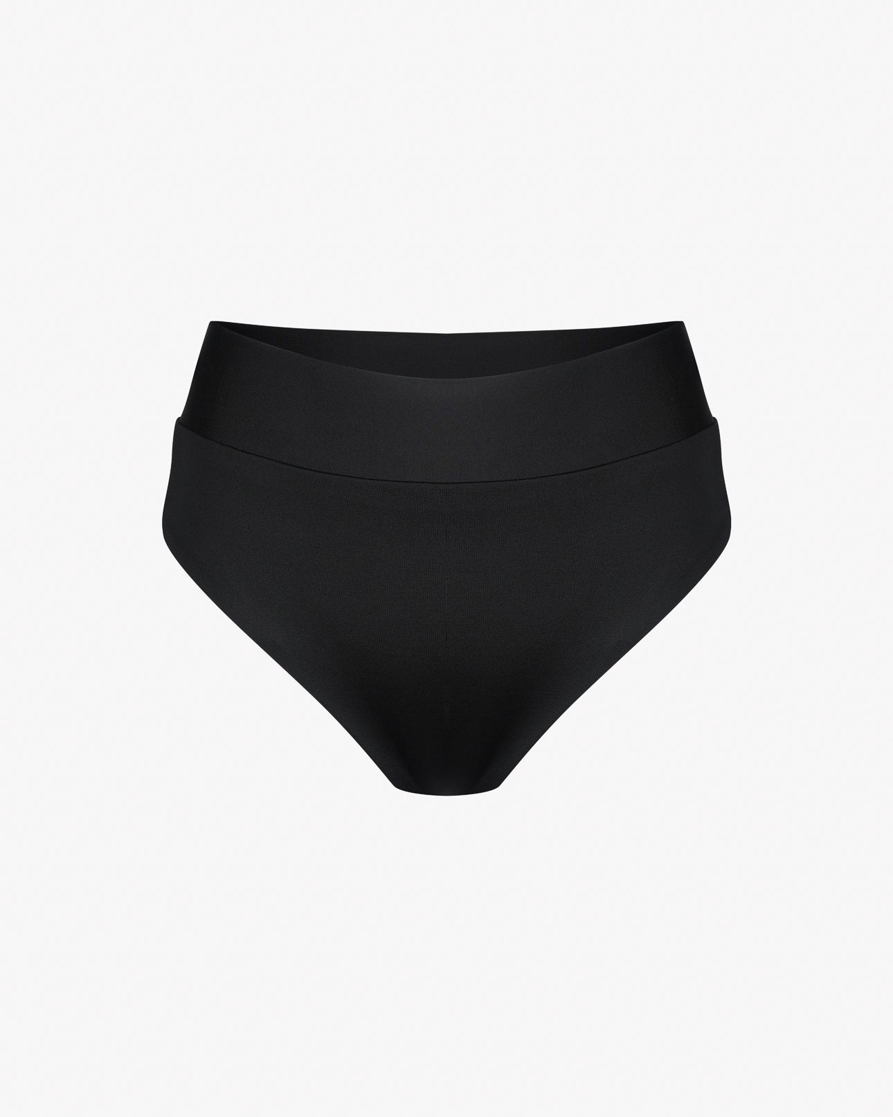 Die Alice Bikinihose von Main Design ist eine schwarze, hoch taillierte Bademode aus chlorresistentem Stoff mit nahtlosem Design. Der breitere Bund sorgt für mehr Tragekomfort, während recycelte Materialien die Nachhaltigkeit betonen – ein schöner Kontrast zum schlichten weißen Hintergrund.
