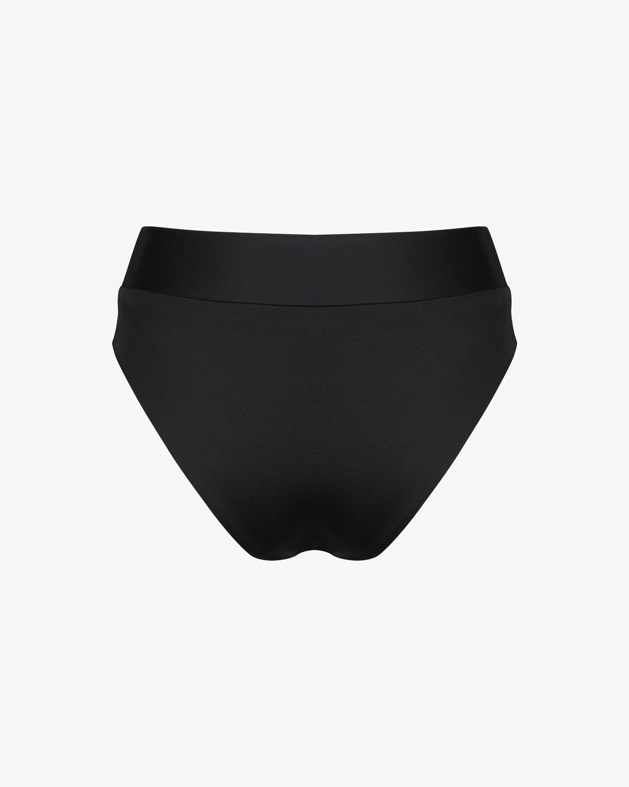 Die Alice Bikinihose von Main Design präsentiert sich in schlichtem Schwarz, umweltfreundlich und mit hoher Taille aus recycelten Materialien. Der glatte Stoff hebt sich elegant vom hellgrauen Hintergrund ab und unterstreicht seinen schlichten und zugleich eleganten Look.