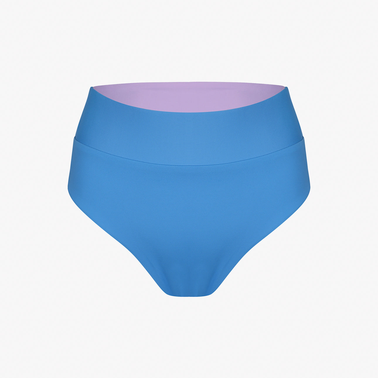 Die Alice Bikinihose von Main Design ist eine blaue Bikinihose mit hoher Taille und breitem Bund aus chlorbeständigem Material und einer kontrastierenden hellvioletten Innenseite vor einem schlichten weißen Hintergrund.