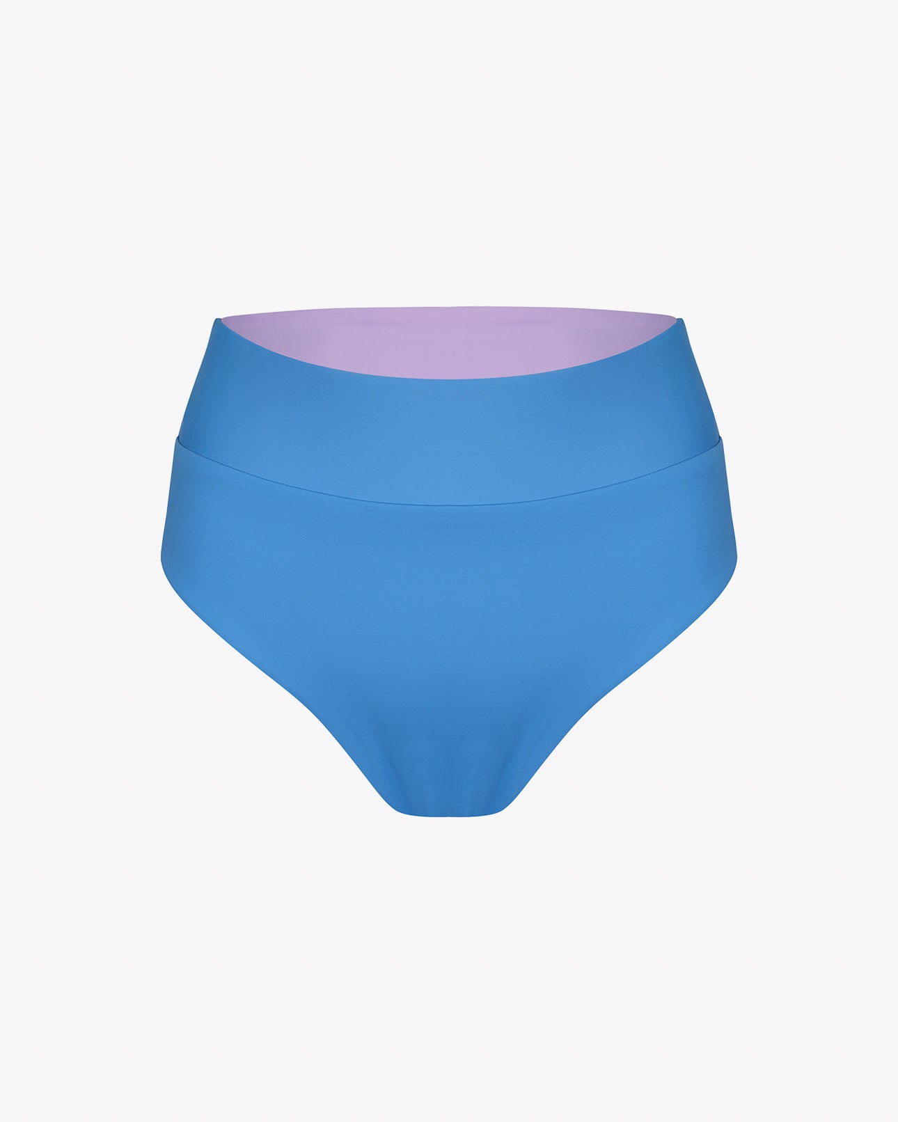 Die Alice Bikinihose von Main Design ist eine blaue Bikinihose mit hoher Taille und breitem Bund aus chlorbeständigem Material und einer kontrastierenden hellvioletten Innenseite vor einem schlichten weißen Hintergrund.