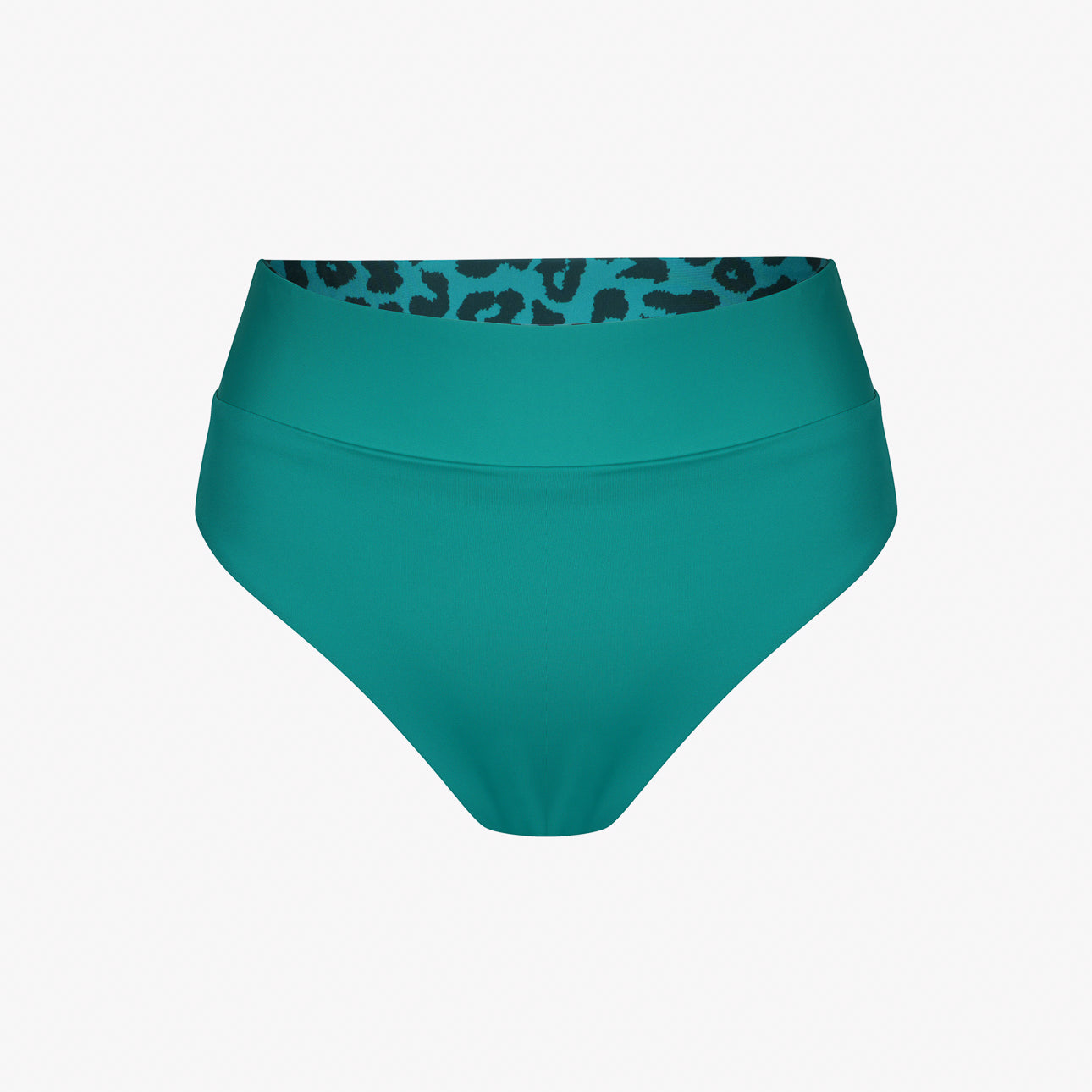 Die türkisfarbene „Alice Bikinihose“ von Main Design mit hohem Bund besteht aus chlorresistentem Stoff mit breitem Bund und schwarz-türkisfarbenem Leopardenmuster auf der Innenseite. Dieses markenfreie Design verwendet recycelte Materialien auf schlichtem weißem Hintergrund.