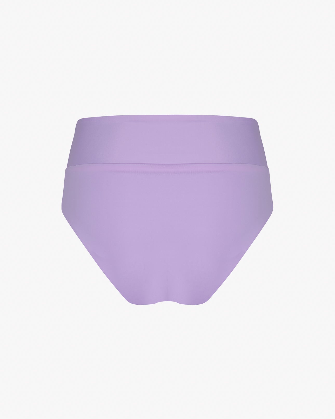 Bei dem Produkt handelt es sich um die Alice Bikinihose von Main Design – eine violette, hoch taillierte Damenunterhose aus recycelten Materialien. Vor einem schlichten weißen Hintergrund wirkt der Stoff glatt und ohne sichtbare Muster oder Verzierungen.