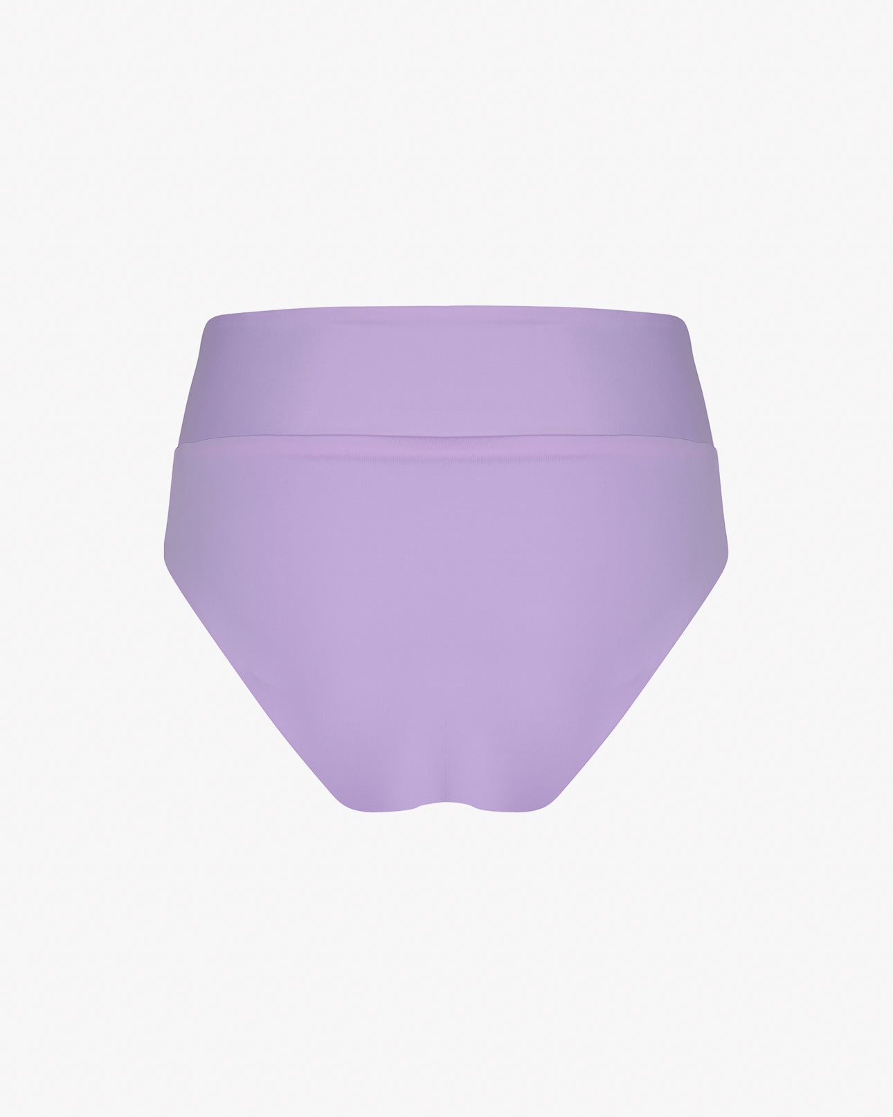 Bei dem Produkt handelt es sich um die Alice Bikinihose von Main Design – eine violette, hoch taillierte Damenunterhose aus recycelten Materialien. Vor einem schlichten weißen Hintergrund wirkt der Stoff glatt und ohne sichtbare Muster oder Verzierungen.