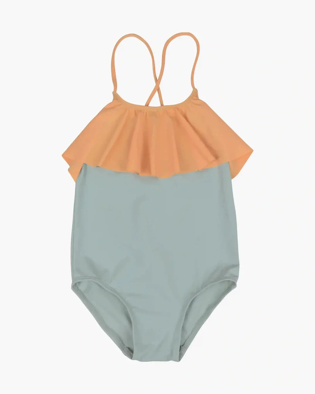 Der Ava Mädchen Badeanzug von Main Design ist ein Kinderbadeanzug mit einem hellblauen Unterteil und einem pfirsichfarbenen Rüschenoberteil. Er hat dünne, gekreuzte Träger auf der Rückseite, was ihn schlicht und zum Schwimmen geeignet macht. Der Hintergrund ist schlicht weiß.
