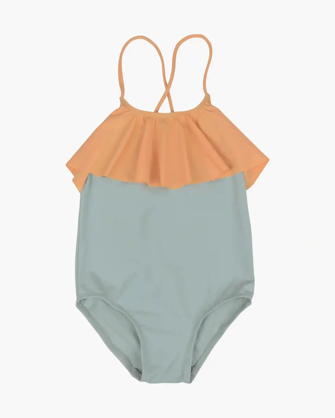 Der Ava Mädchen Badeanzug von Main Design ist ein Kinderbadeanzug mit einem hellblauen Unterteil und einem pfirsichfarbenen Rüschenoberteil. Er hat dünne, gekreuzte Träger auf der Rückseite, was ihn schlicht und zum Schwimmen geeignet macht. Der Hintergrund ist schlicht weiß.