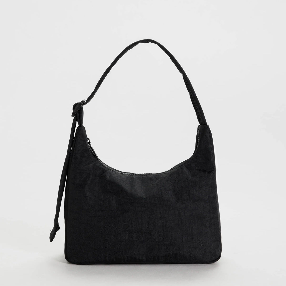 Die BAGGU Mini Nylon Shoulder Bag von BAGGU mit kurzem Riemen und seitlichem Knotendetail wird aufrecht auf einem schlichten weißen Hintergrund präsentiert - eine elegante, nachhaltige Wahl für den täglichen Stil.