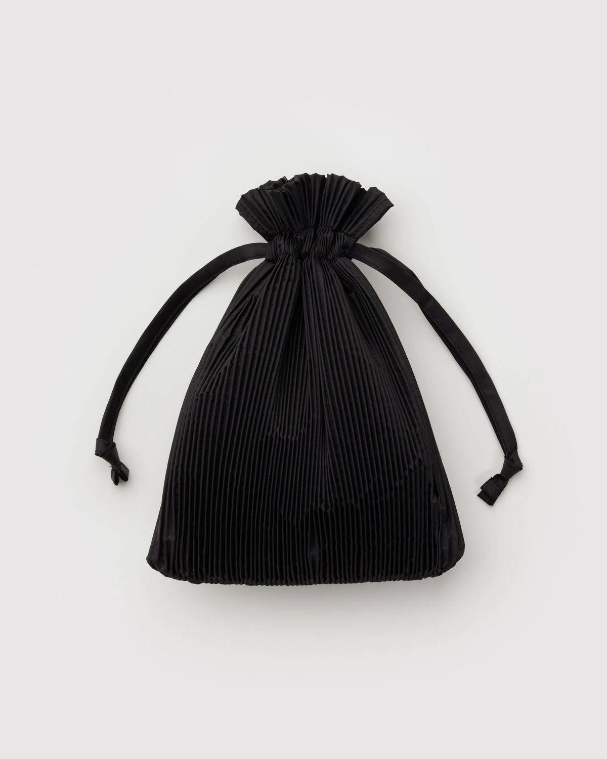 Die BAGGU Pleated Tragetasche von BAGGU aus schwarzem, recyceltem Ripstop-Nylon mit zwei eleganten Ribbon-Ties wird auf einem schlichten, hellgrauen Hintergrund präsentiert.