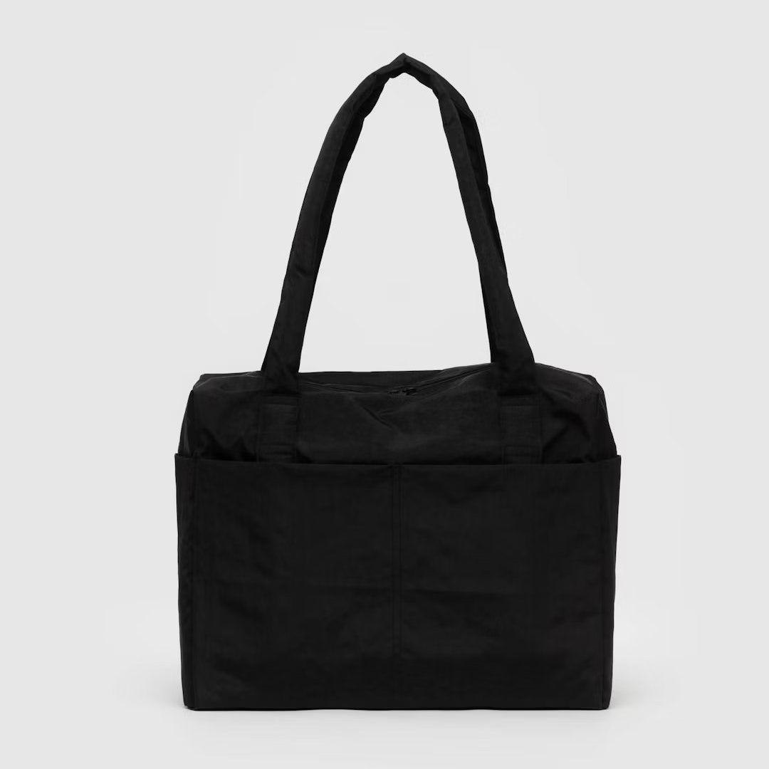 Die BAGGU Small Cloud Carry-On Tasche von BAGGU aus recyceltem Nylon in Schwarz mit zwei langen Griffen und Außentaschen eignet sich ideal als 16 Zoll Laptoptasche und ist auf einem schlichten hellgrauen Hintergrund abgebildet.
