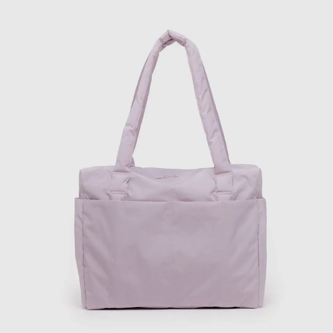 Die BAGGU Small Cloud Carry-On Tasche von BAGGU ist eine hellviolette, rechteckige Tasche aus recyceltem Nylon mit zwei Henkeln und großen Außentaschen - ideal als 16-Zoll-Laptoptasche, abgebildet auf einem schlichten weißen Hintergrund.
