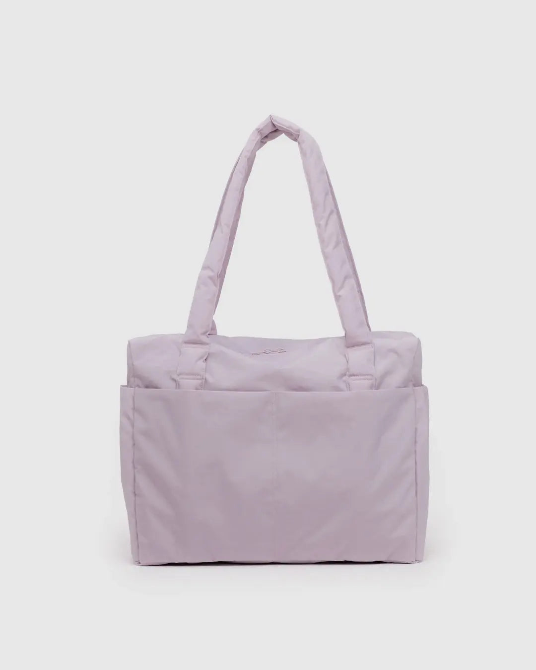 Die BAGGU Small Cloud Carry-On Tasche von BAGGU ist eine hellviolette, rechteckige Tasche aus recyceltem Nylon mit zwei Henkeln und großen Außentaschen - ideal als 16-Zoll-Laptoptasche, abgebildet auf einem schlichten weißen Hintergrund.