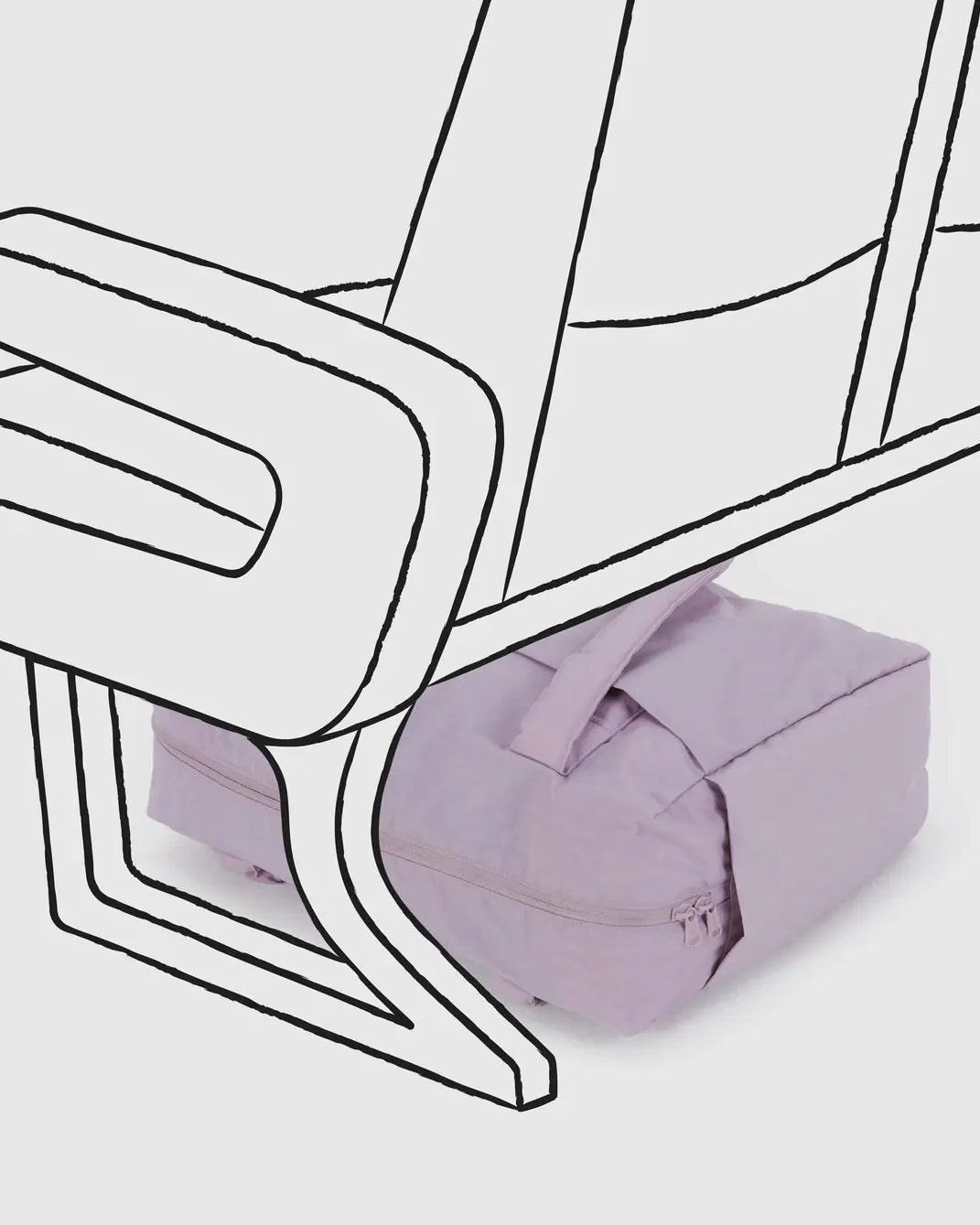 Eine hellviolette BAGGU Small Cloud Carry-On Tasche aus recyceltem Nylon liegt unter einem Stuhl mit schwarzen Konturen, die über das reale Foto der Tasche illustriert sind. Der Hintergrund ist in hellem Grau gehalten.