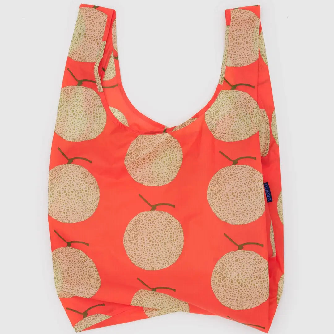 Die BAGGU Standard Tragetasche von BAGGU besteht aus recyceltem Ripstop-Nylon, hat kurze Henkel und zeigt ein farbenfrohes Cantaloupe-Muster auf leuchtend orangem Hintergrund. Die nachhaltige Tasche ist besonders leicht und wiederverwendbar.