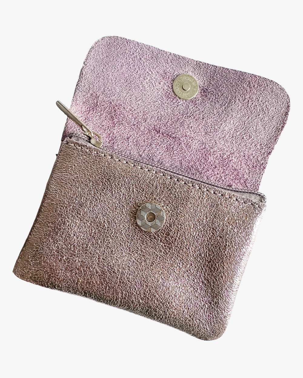 Das Babylone Leder Portemonnaie von Main Design ist eine kleine, strukturierte rosa Metallic-Damenbörse mit Druckknopf und Reißverschlussfach, die offen auf weißem Grund präsentiert wird.