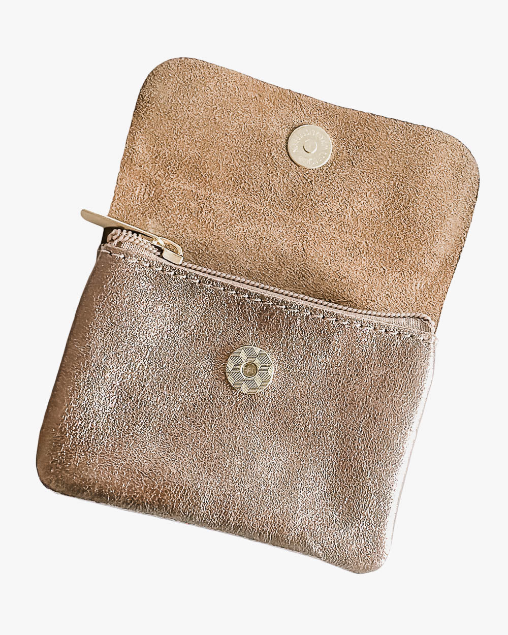 Eine Nahaufnahme des Babylone Leder Portemonnaies von Main Design, die die exquisiten Details und die fachmännische Verarbeitung hervorhebt.