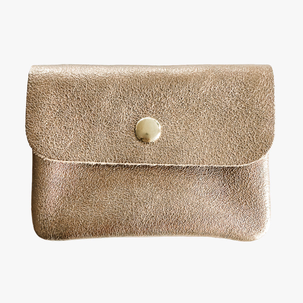 Kleines Portemonnaie aus goldfarbenem Metallic-Leder von Main Design mit Klappe und rundem Goldknopf, abgebildet auf einem schlichten weißen Hintergrund.