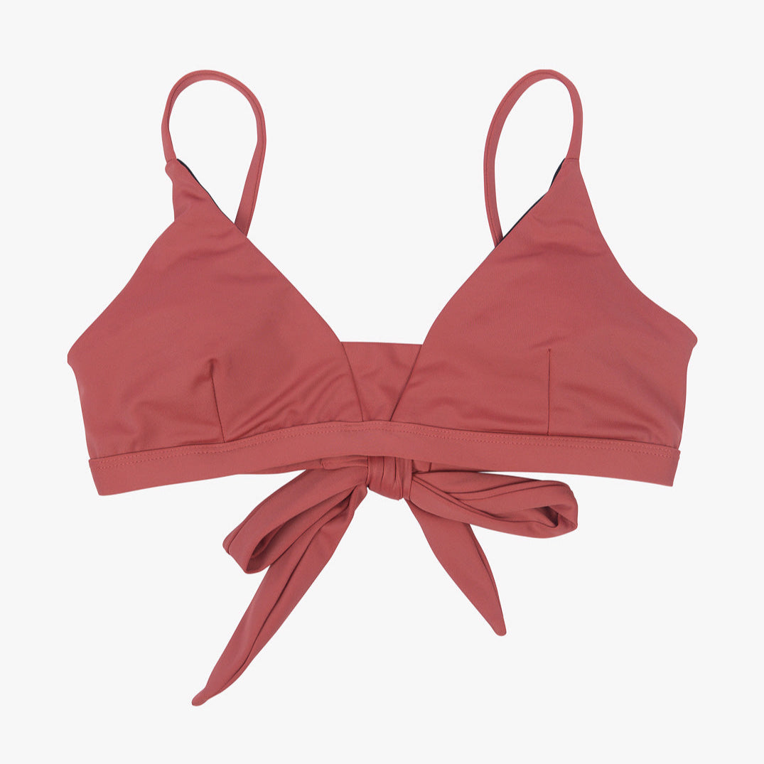 A Main Design Adore Triangel Bikini Oberteil with thin, verstellbare Schulterträger and a front tie closure is displayed against a white background.