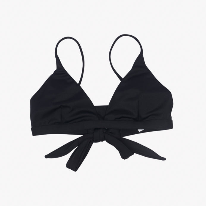 A black Adore Triangel Bikini Oberteil by Main Design with thin, verstellbare Schulterträger and a tie closure at the back. The fabric appears smooth and stretchy, suitable for swimwear. The design features a simple, classic triangle shape for the cups.