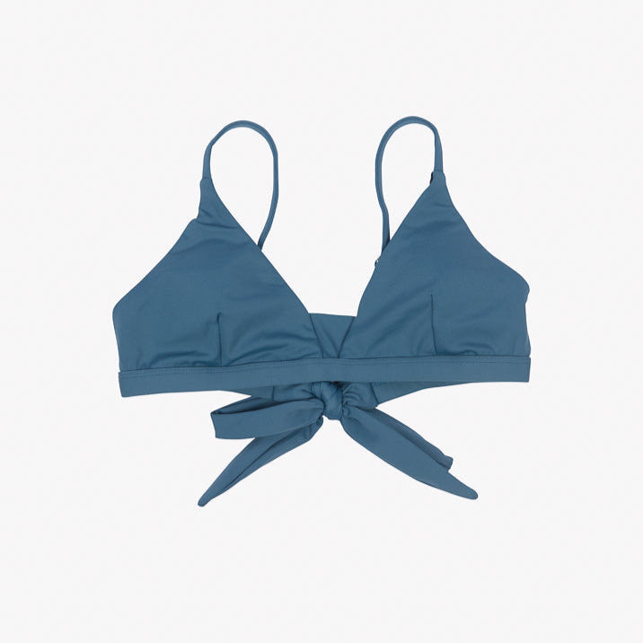 Dark teal bralette with verstellbare Schulterträger. The Main Design Adore Triangel Bikini Oberteil features a front tie with a bow, creating a wrapped appearance. Made from umweltfreundlicher Stoff, it appears smooth and slightly stretchy, suitable as Bikini Oberteil or for casual wear. Set against a plain white background.