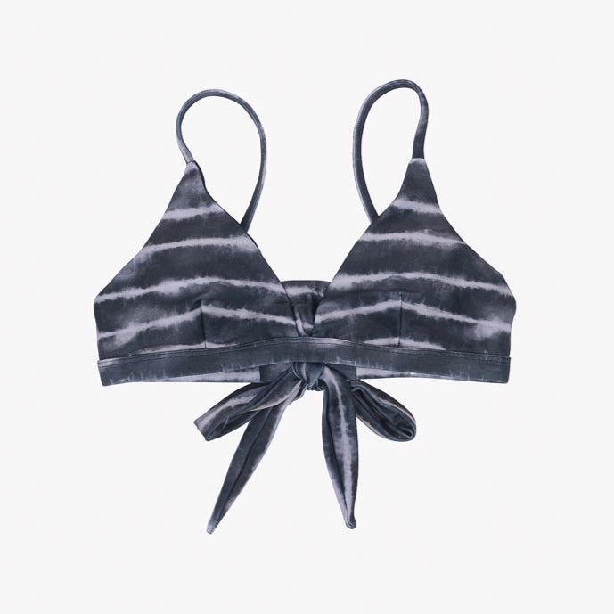 A black and white tie-dye Adore Triangel Bikini Oberteil from Main Design with thin, verstellbare Schulterträger and a front tie closure. The bikini top features triangular cups and a casual, stylish design crafted from umweltfreundlicher Stoff.