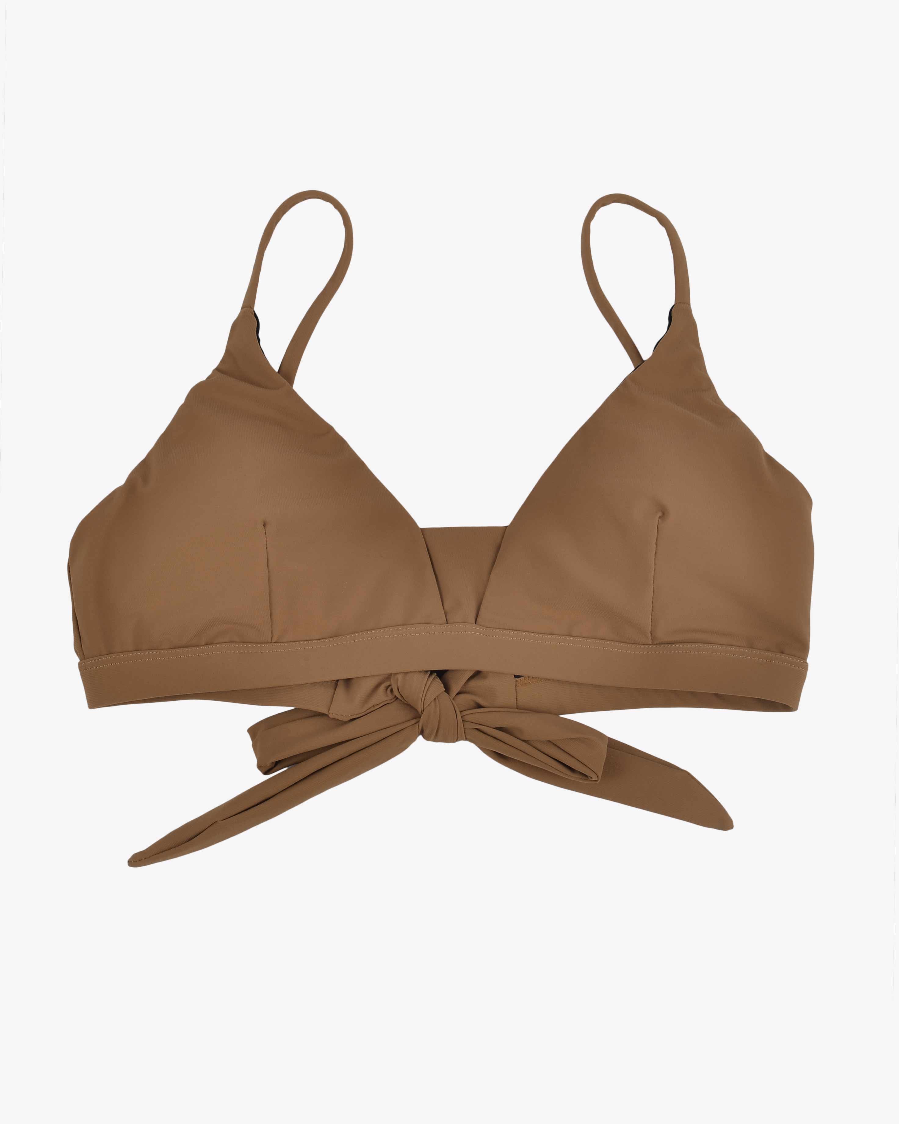 Das Adore Triangle Bikini Top von Main Design verfügt über verstellbare Träger und eine Schleife vorne und ist aus recycelten Materialien gefertigt. Der glatte, leicht glänzende Stoff sorgt für eine bequeme Passform auf schlichtem weißem Untergrund.