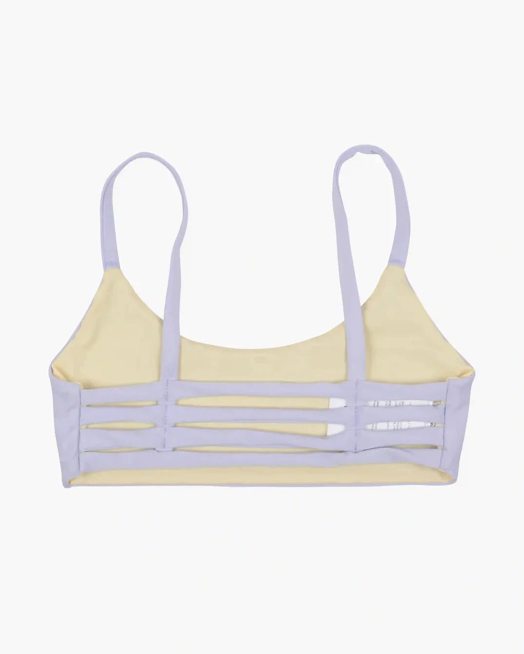 Ein lebhaftes, freches, wendbares Bikini-Oberteil von Main Design mit kontrastierenden hellvioletten Trägern und seitlichen Ausschnitten im Leiterstil, hergestellt aus nachhaltigen Materialien, elegant präsentiert auf einem weißen Hintergrund.