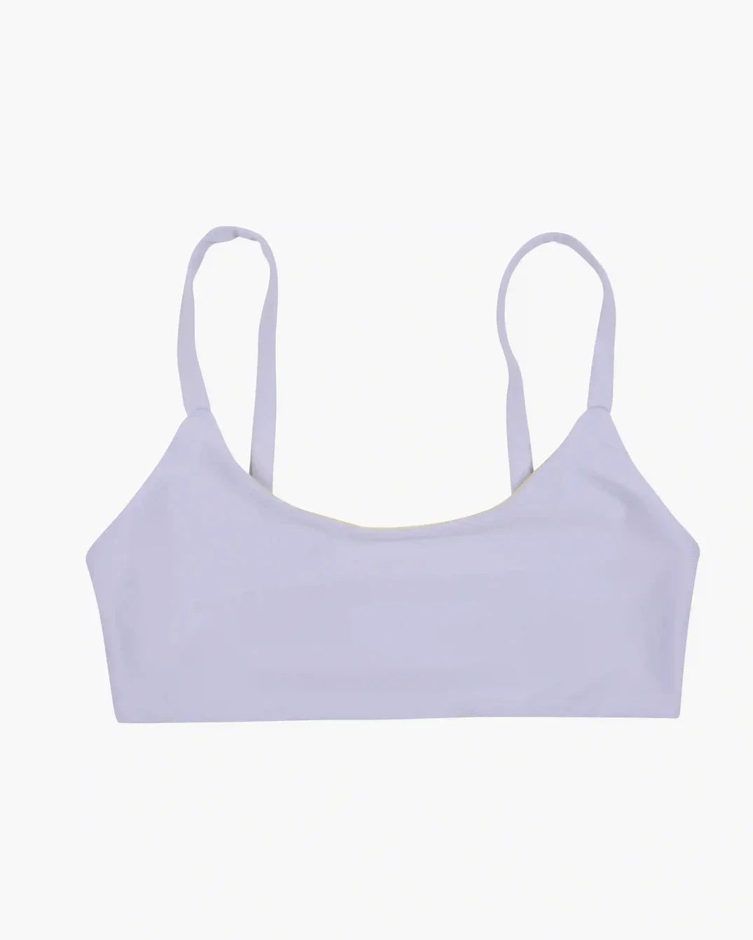 Ein weißes, wendbares Sassy-Bikini-Oberteil von Main Design, gefertigt aus nachhaltigen Materialien und mit dünnen Schulterträgern auf einem einfarbigen Hintergrund.