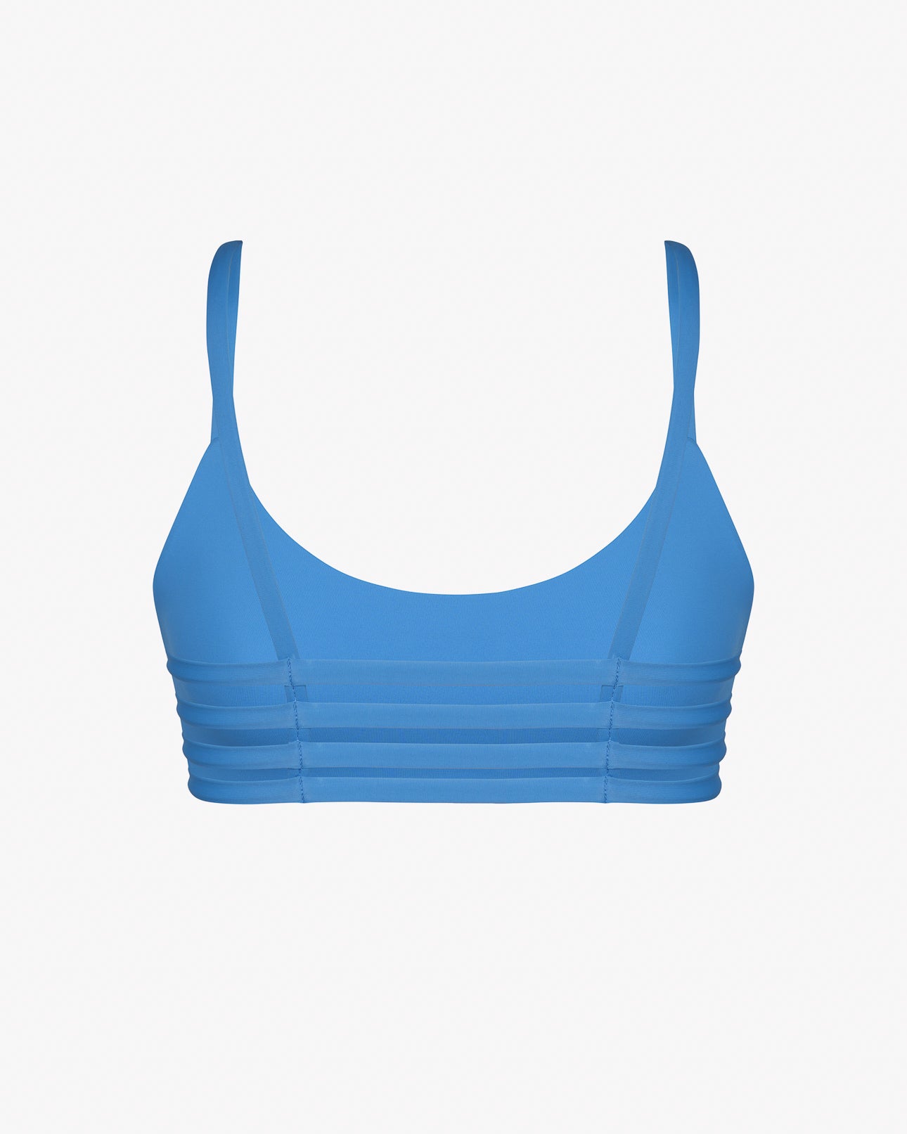Das Sassy Bikini Oberteil reversibel von Main Design ist ein blauer Sport-BH aus chlorresistenter Stoff mit dünnen Schulterträgern und horizontalen Mesh-Einsätzen an den Seiten und am Rücken, vor einem schlichten weißen Hintergrund.