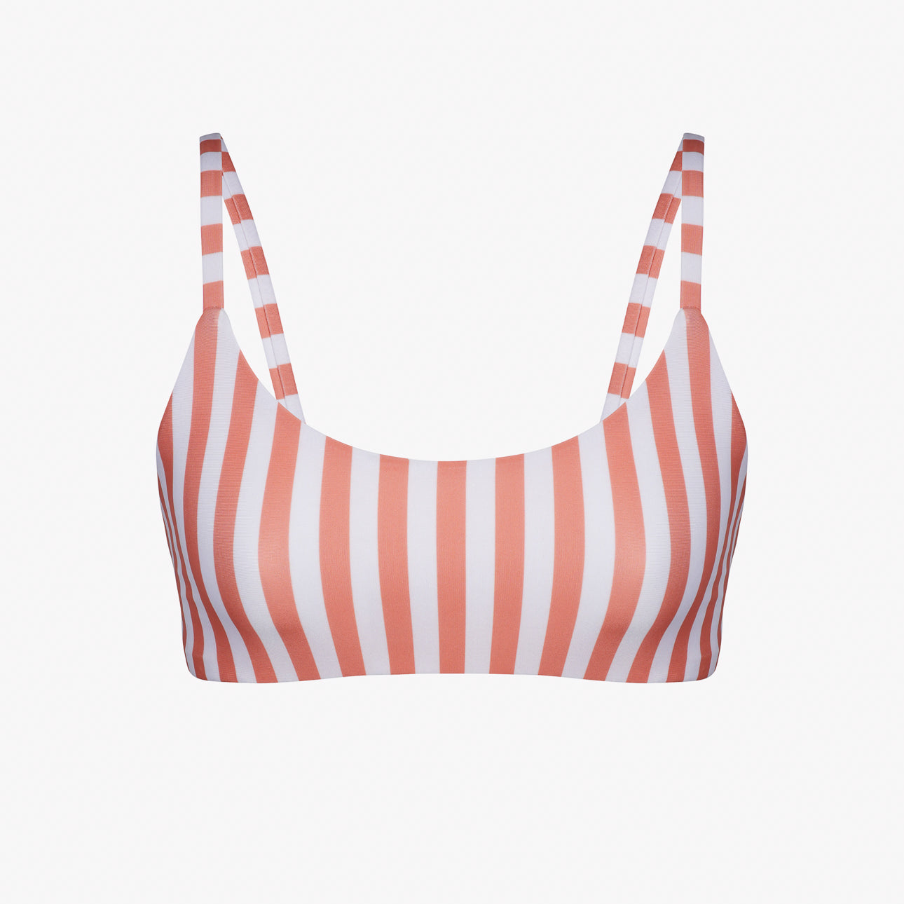 Das Sassy Bikini Oberteil von Main Design ist ein wendbares, gestreiftes Bikinioberteil mit dünnen Trägern aus chlorresistentem Stoff. Es besticht durch vertikale rosa und weiße Streifen, die Nachhaltigkeit und Stil vereinen, während seine Schlichtheit das klassische Streifenmuster unterstreicht.