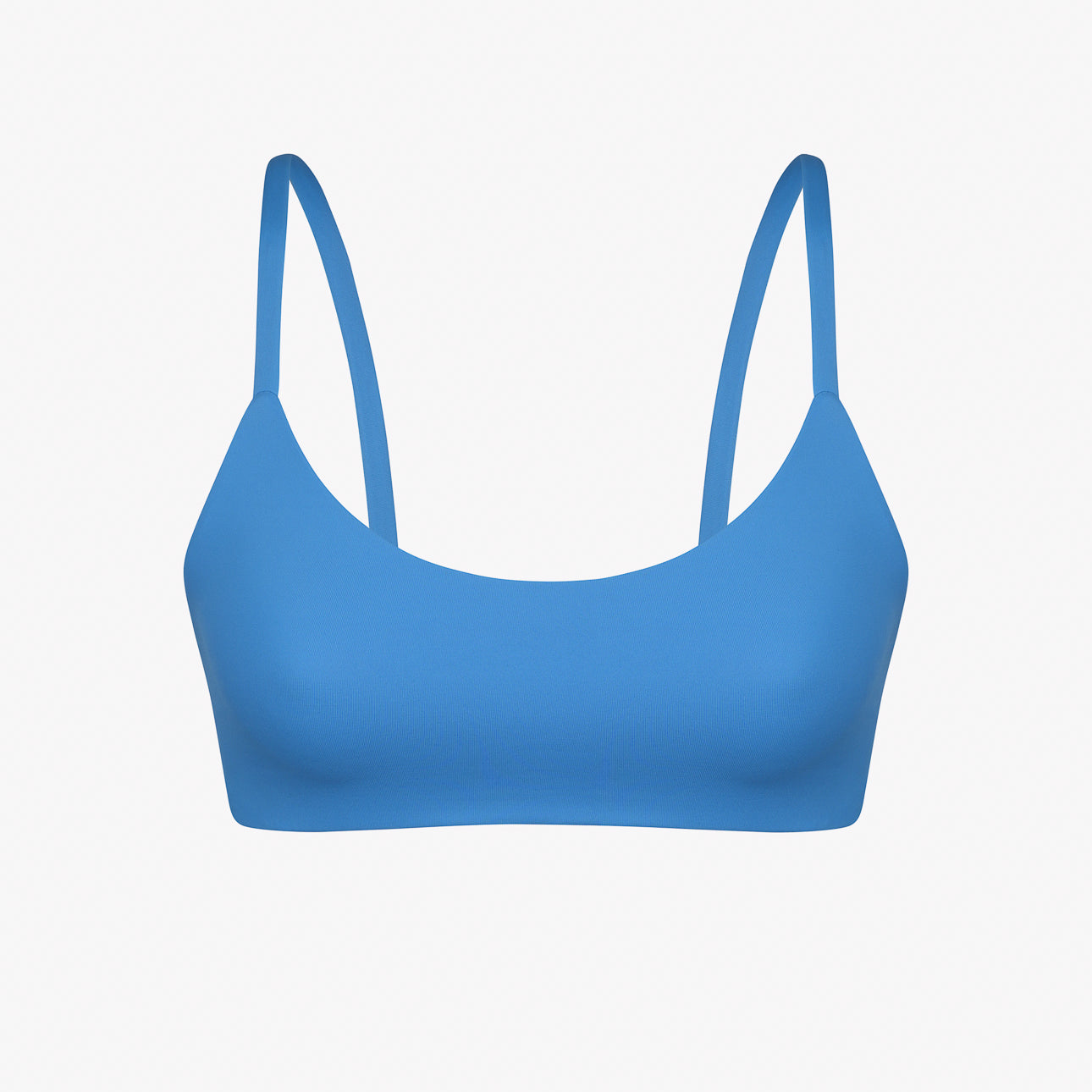 Das blaue Sassy Bikini-Oberteil von Main Design besticht durch dünne Träger auf weißem Grund. Dieses nahtlose und schlichte Oberteil bietet einen glatten, wendbaren Look und ist somit ein vielseitiger Sport-BH oder Bikini-Oberteil.